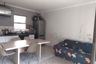 2 Bedroom Apartment / Flat for Sale in Die Hoewes - Thumbnail 3