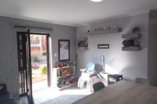 2 Bedroom Apartment / Flat for Sale in Die Hoewes - Thumbnail 5
