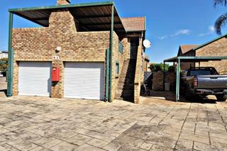 3 Bedroom Townhouse for Sale in Die Hoewes - Thumbnail 2