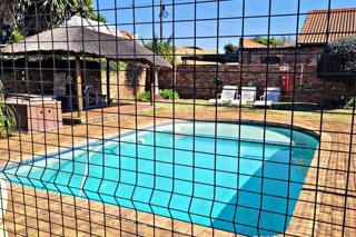 3 Bedroom Townhouse for Sale in Die Hoewes - Thumbnail 4