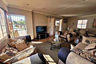 3 Bedroom Townhouse for Sale in Die Hoewes - Thumbnail 5