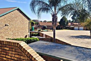 3 Bedroom Townhouse for Sale in Die Hoewes - Thumbnail 3