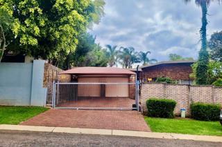 4 Bedroom House for Sale in Waterkloof Glen - Thumbnail 2