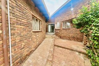 4 Bedroom House for Sale in Waterkloof Glen - Thumbnail 3