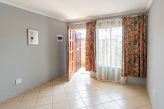 1 Bedroom Apartment / Flat for Sale in Olievenhoutbosch - Thumbnail 3