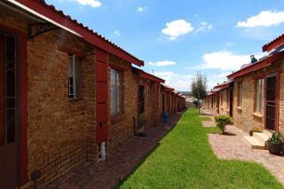 1 Bedroom Apartment / Flat for Sale in Olievenhoutbosch - Thumbnail 1
